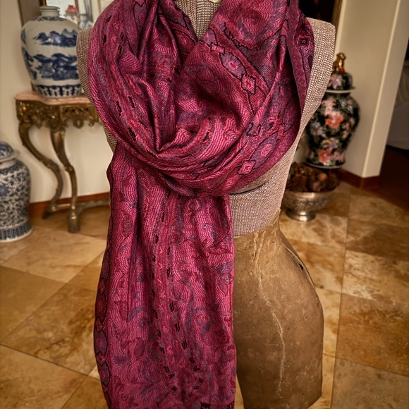 Luxurious Paisley Women's Scarf - Pink and Purple - Picture 3 of 3